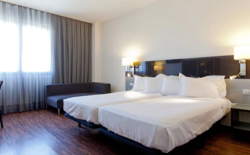 Standard Twin Room | Premium bedding, down comforters, memory foam beds, minibar