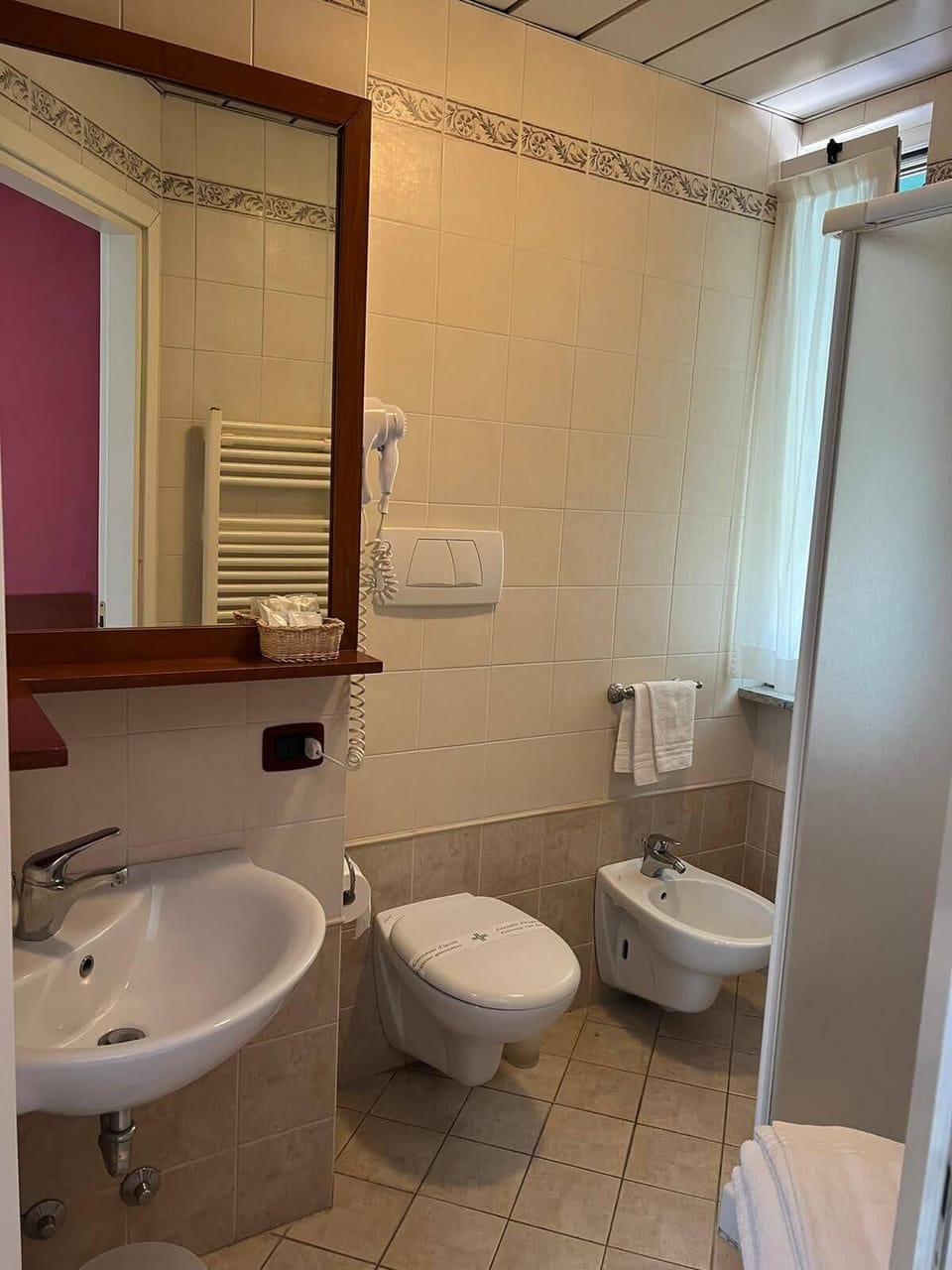 Comfort Twin Room | Bathroom | Shower, rainfall showerhead, free toiletries, bidet