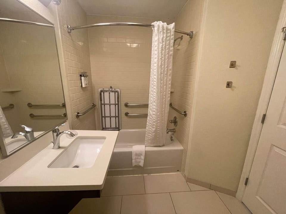 Combined shower/tub, free toiletries, hair dryer, towels