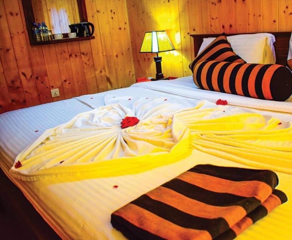 Desk, soundproofing, free WiFi, bed sheets