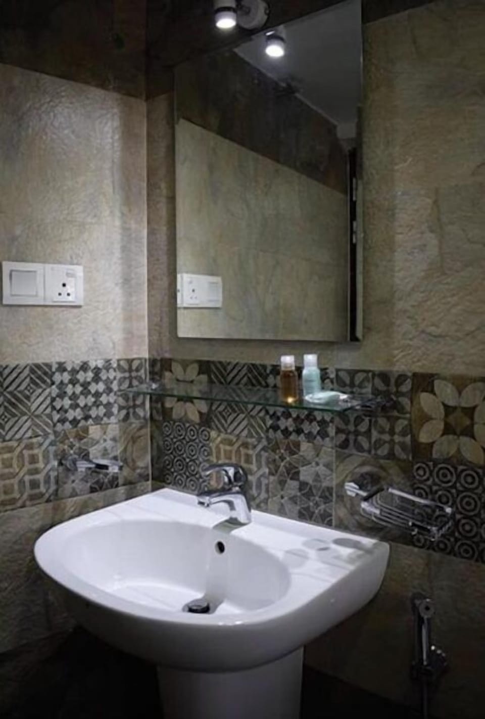 Shower, free toiletries, hair dryer, bidet