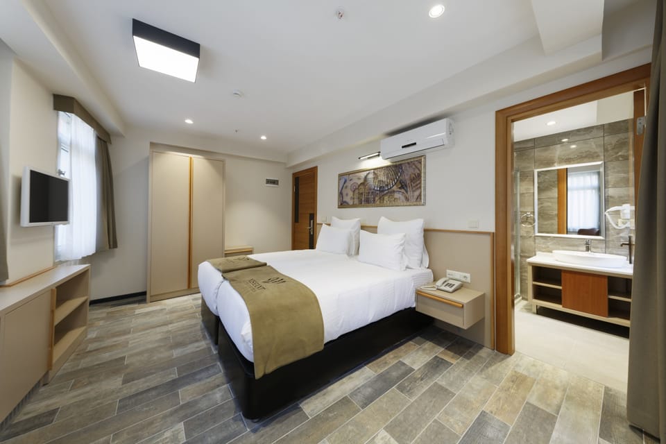 Deluxe Room | Minibar, in-room safe, desk, soundproofing