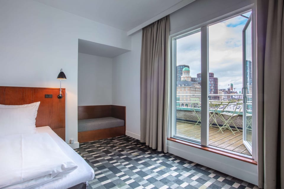Superior Room, 1 King Bed, Non Smoking | Hypo-allergenic bedding, pillowtop beds, desk, laptop workspace