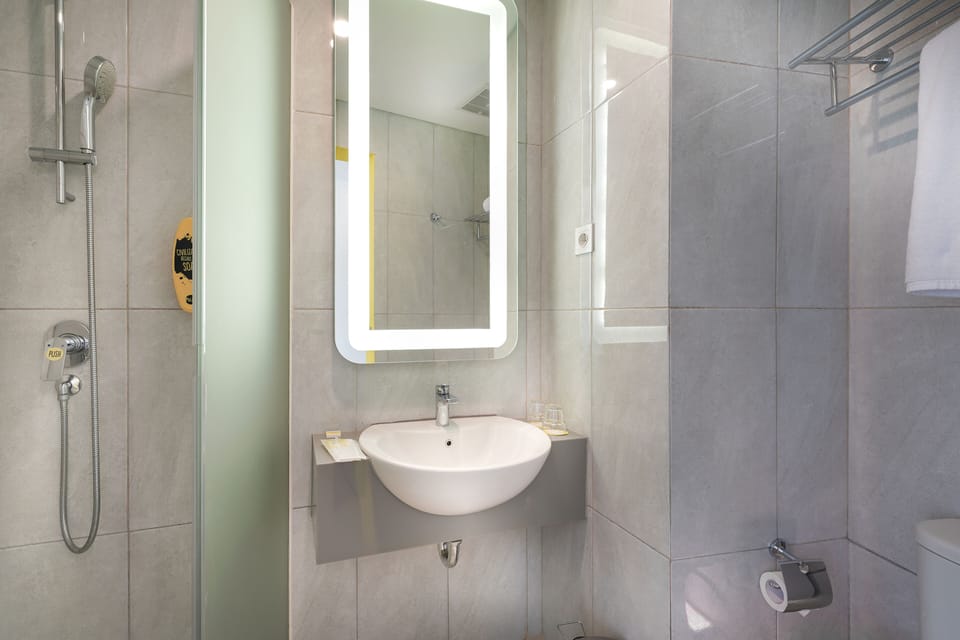 Room (Yello) | Bathroom | Shower, free toiletries, slippers, bidet