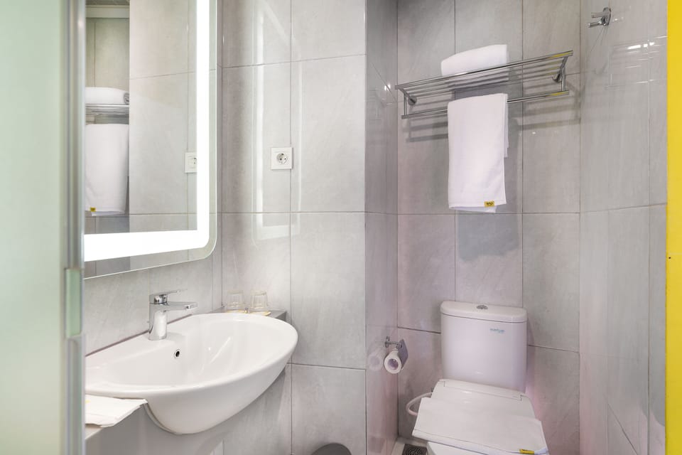 Room (Yello) | Bathroom | Shower, free toiletries, slippers, bidet