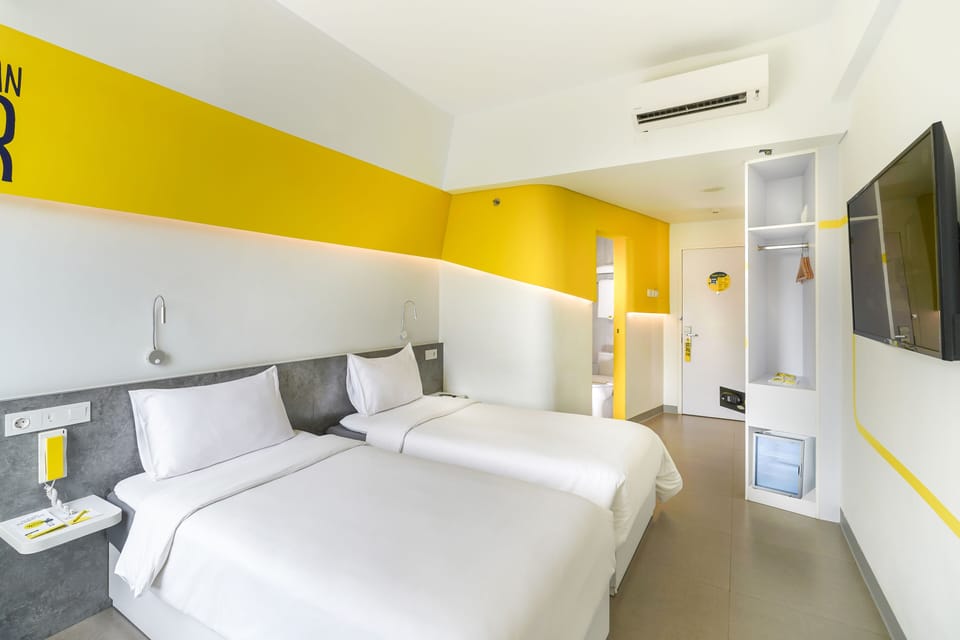 Room (Yello) | In-room safe, desk, free WiFi, bed sheets