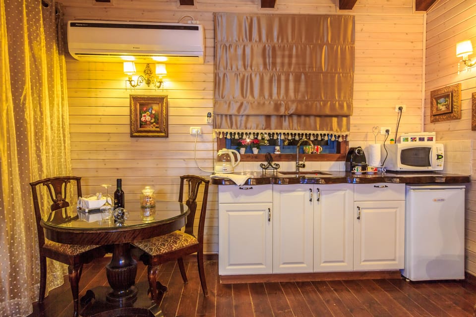 Suite, Jetted Tub (Omer) | Individually decorated, individually furnished, desk, soundproofing