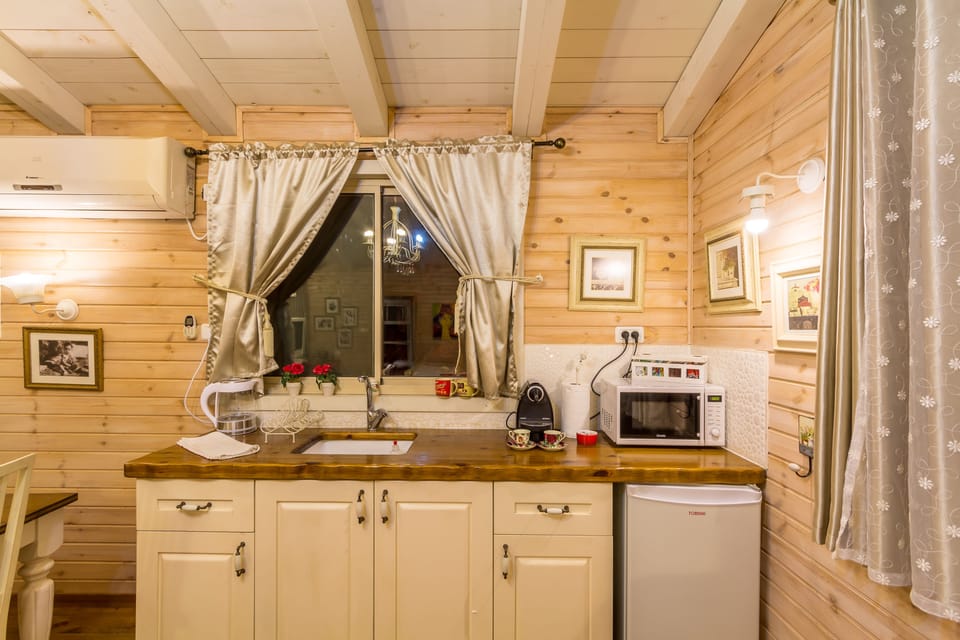 Suite, Jetted Tub (Einav) | Individually decorated, individually furnished, desk, soundproofing