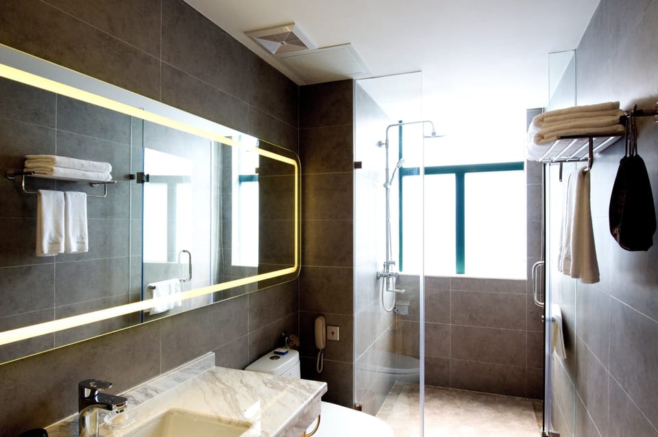 Executive Suite | Bathroom | Shower, free toiletries, hair dryer, bathrobes
