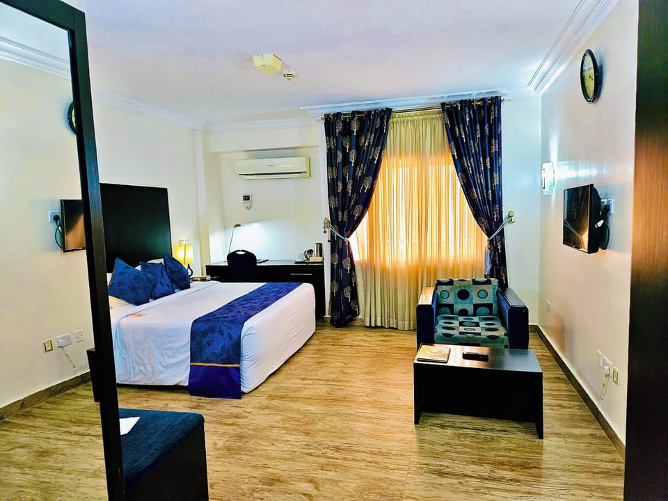 Business Suite | Egyptian cotton sheets, premium bedding, in-room safe, desk