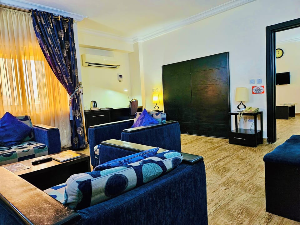 Business Suite | Living area | Flat-screen TV