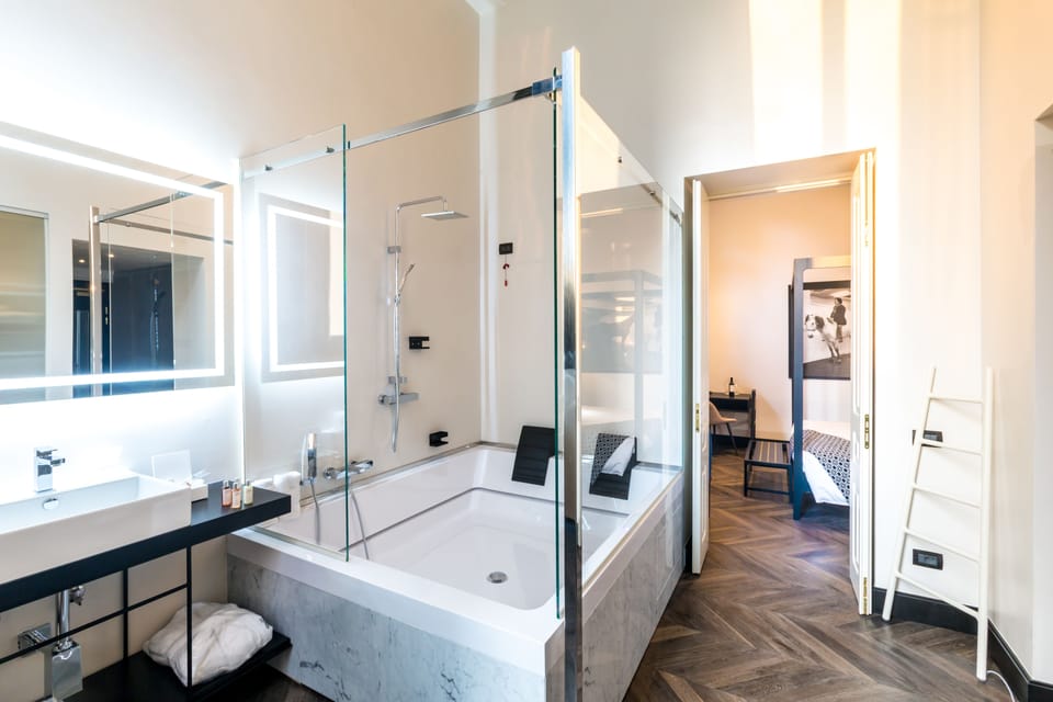 Deep soaking bathtub