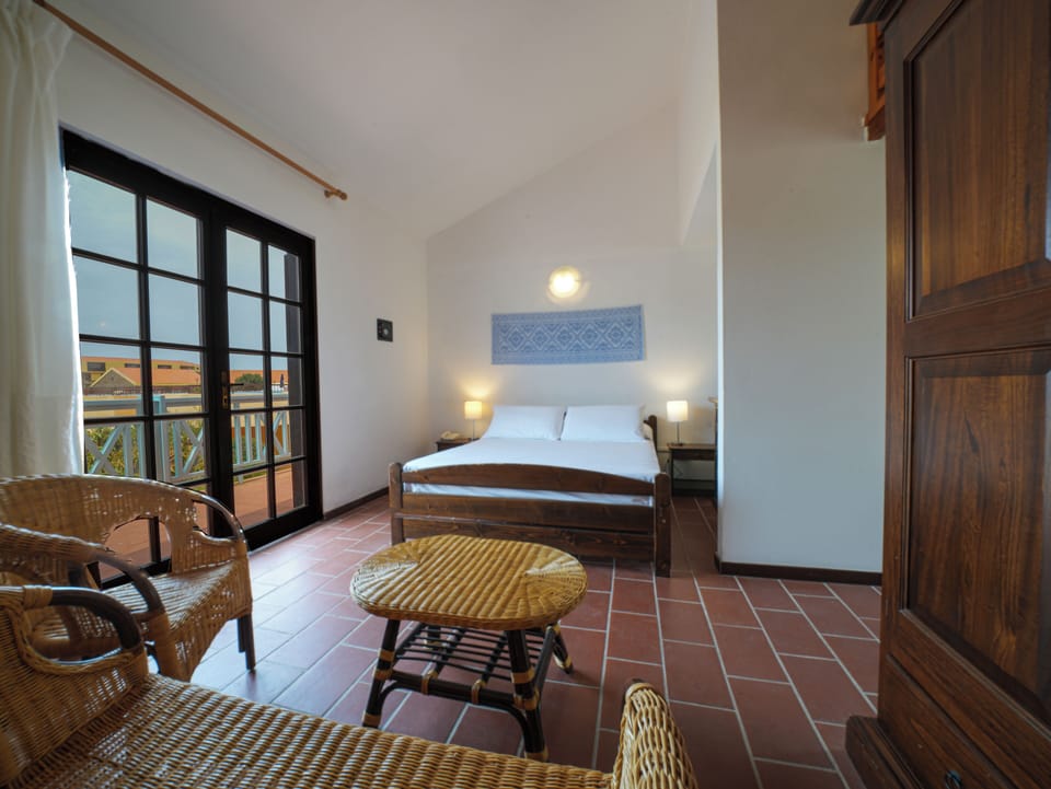 Quadruple Room | Minibar, in-room safe, desk, bed sheets