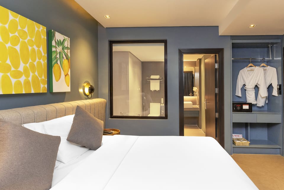 Mango Suite | Minibar, in-room safe, desk, laptop workspace