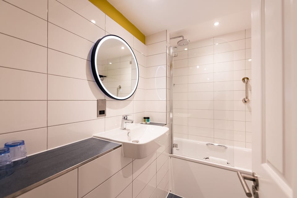 Shower, rainfall showerhead, free toiletries, hair dryer