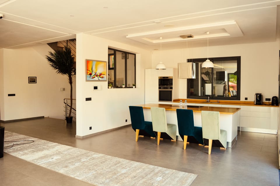 42-inch TV with satellite channels, offices