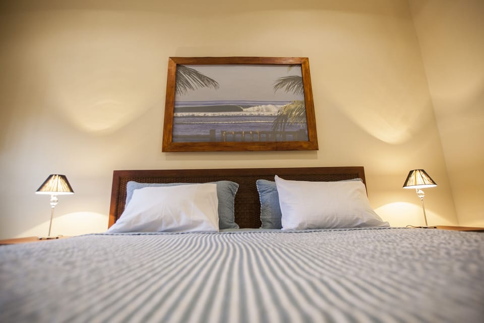 Egyptian cotton sheets, premium bedding, pillowtop beds, desk