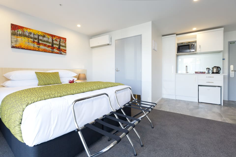 1 bedroom, premium bedding, down comforters, pillowtop beds