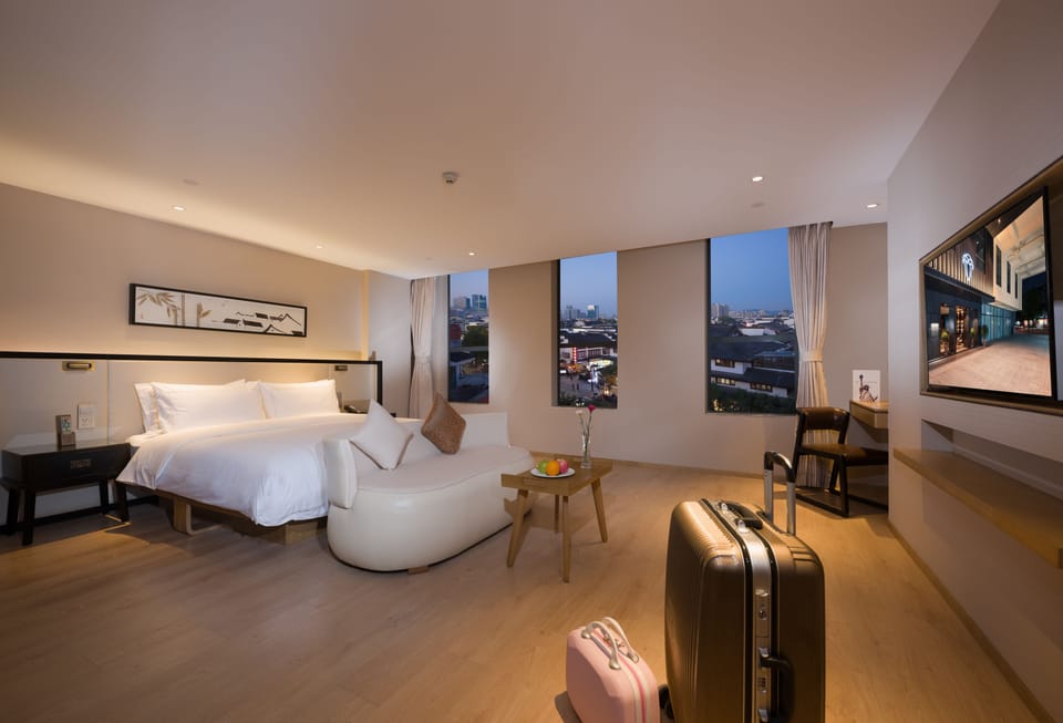 Deluxe King Room | Minibar, desk, blackout drapes, iron/ironing board