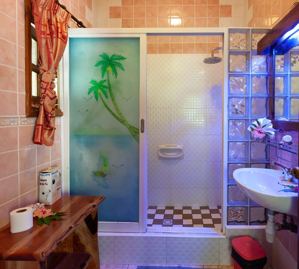 Double Room | Bathroom | Shower, free toiletries, hair dryer, towels