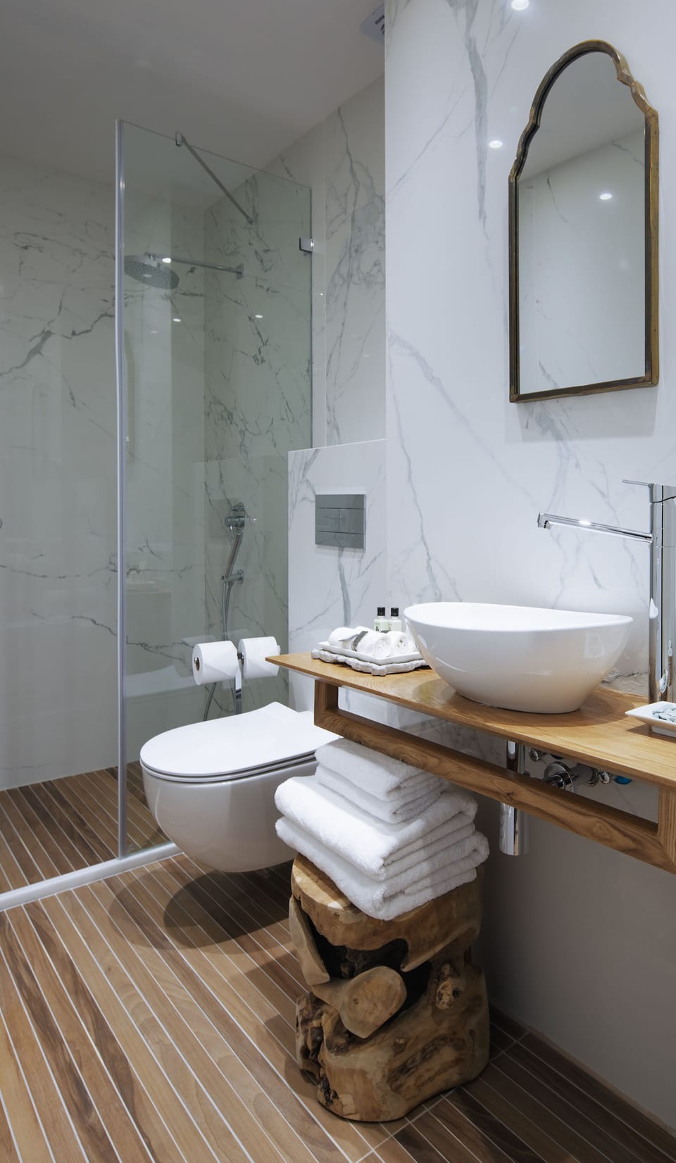 Shower, rainfall showerhead, free toiletries, hair dryer
