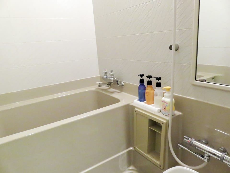 Combined shower/tub, deep soaking tub, rainfall showerhead