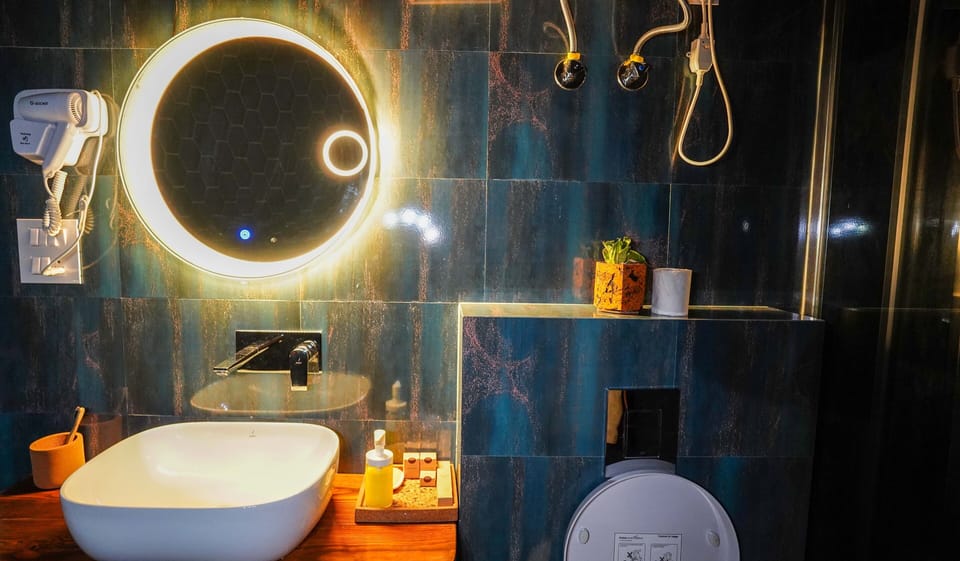 Luxury Studio Suite, 1 King Bed, Non Smoking, River View | Bathroom | Shower, rainfall showerhead, bidet, soap