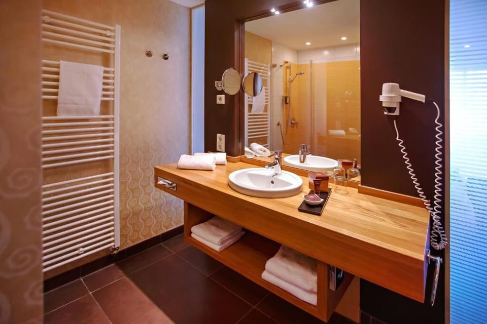 Comfort Double Room, Non Smoking | Bathroom | Hair dryer, towels, soap, shampoo
