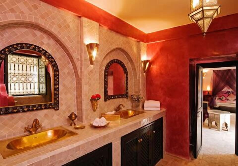 Romantic Suite (Joutia Zrabi) | Bathroom | Shower, free toiletries, hair dryer, towels