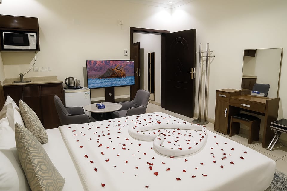 Room, 1 Bedroom | Hypo-allergenic bedding available, in-room safe, blackout drapes