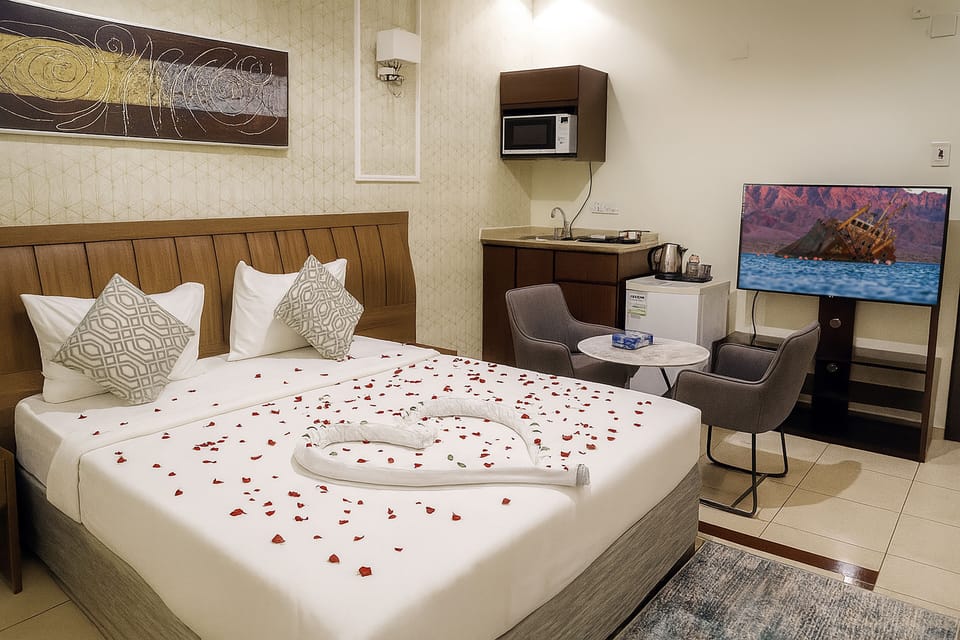 Room, 1 Bedroom | Hypo-allergenic bedding available, in-room safe, blackout drapes