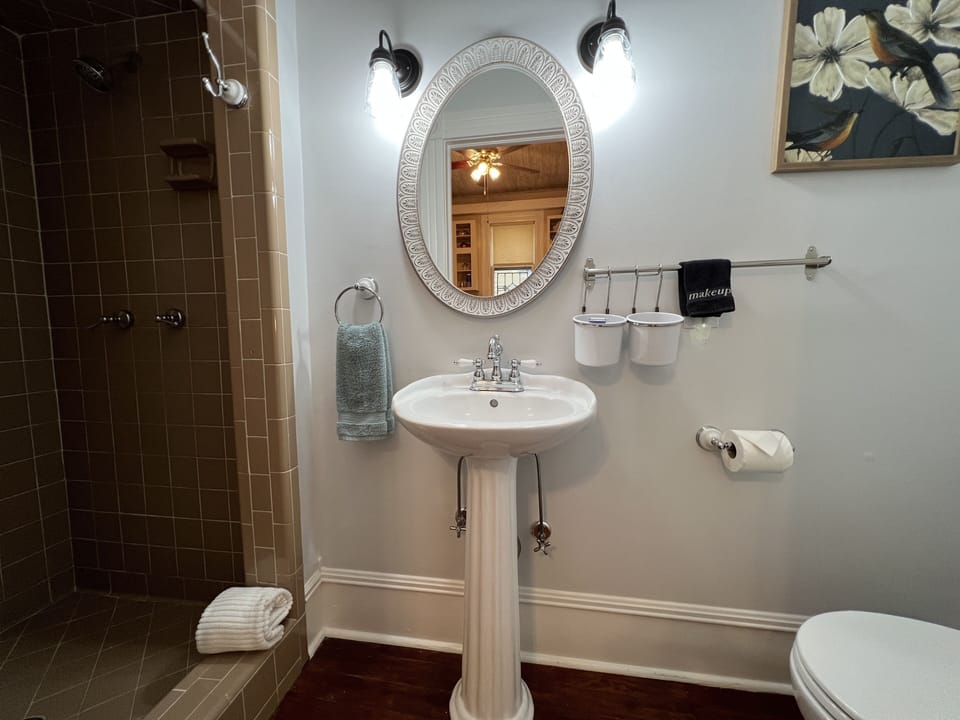 Queen Room | Bathroom | Free toiletries, hair dryer, bathrobes, towels