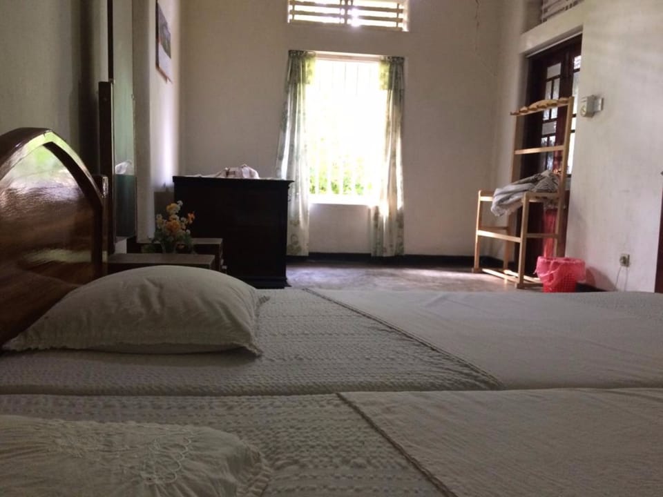 Desk, soundproofing, cribs/infant beds, free WiFi