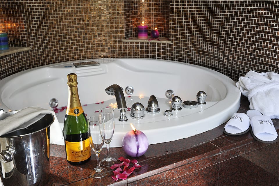 Deluxe Double Room | Jetted tub
