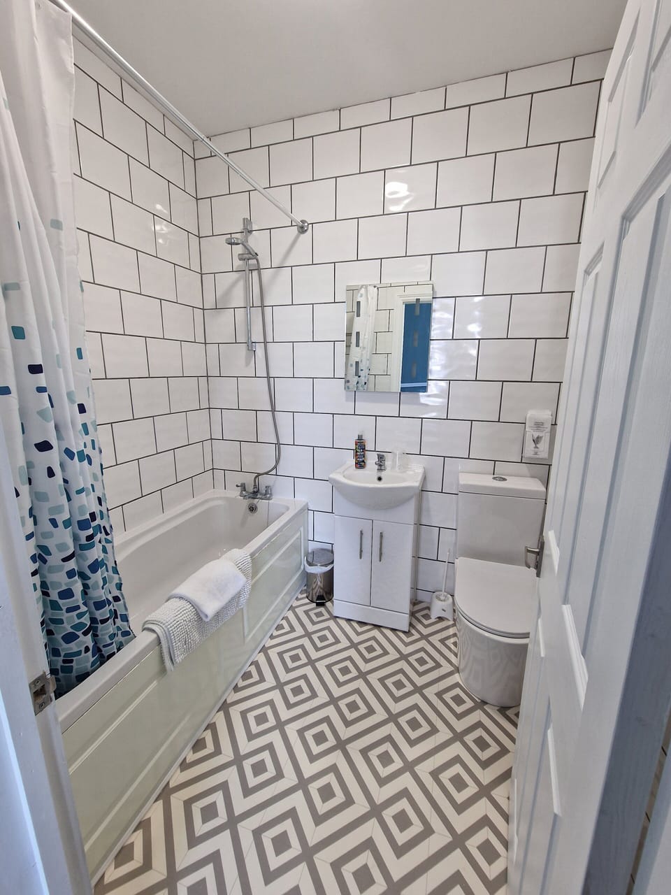 Family Room, Ensuite | Bathroom | Shower, free toiletries, hair dryer, towels