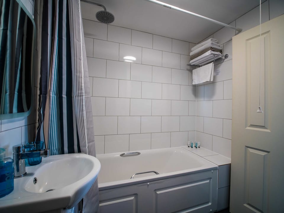 Family Room, Ensuite, Sea View | Bathroom | Shower, free toiletries, hair dryer, towels