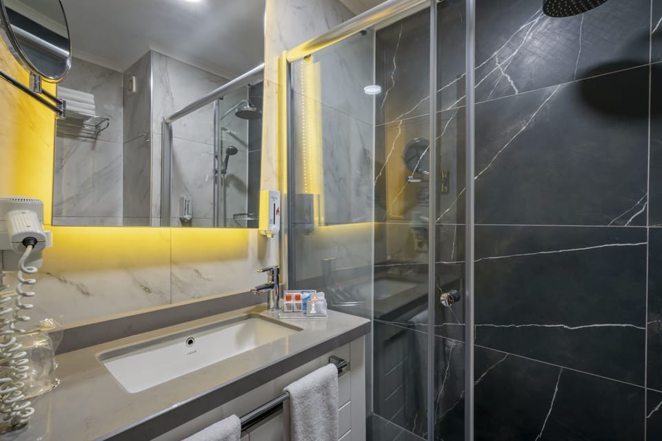 Family Room, 2 Bedrooms | Bathroom | Free toiletries, hair dryer, slippers, towels