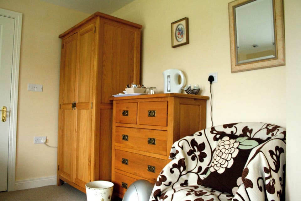 Triple Room, Ensuite (Room 2) | Individually decorated, individually furnished, iron/ironing board