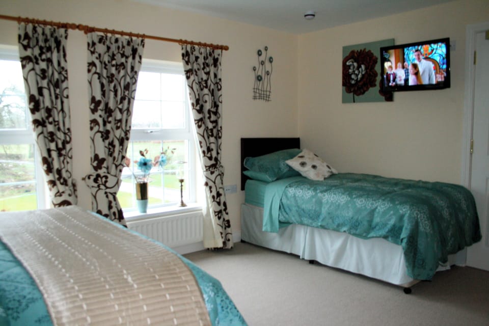Triple Room, Ensuite (Room 2) | Individually decorated, individually furnished, iron/ironing board