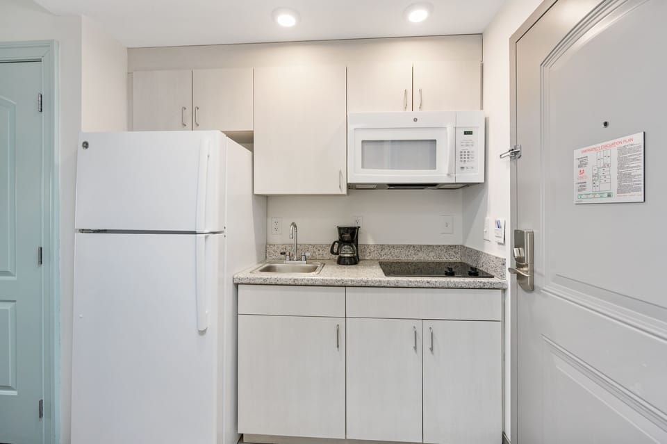 CityView w/Balcony 2 Queens, Kitchenette | Private kitchenette | Fridge, microwave, coffee/tea maker