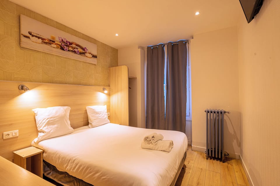 Standard Double Room | Desk, iron/ironing board, free WiFi, bed sheets