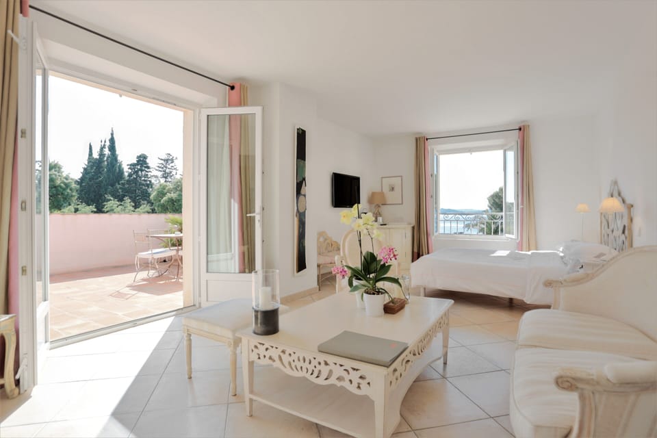 Junior Suite, Sea View | Premium bedding, Select Comfort beds, minibar, in-room safe