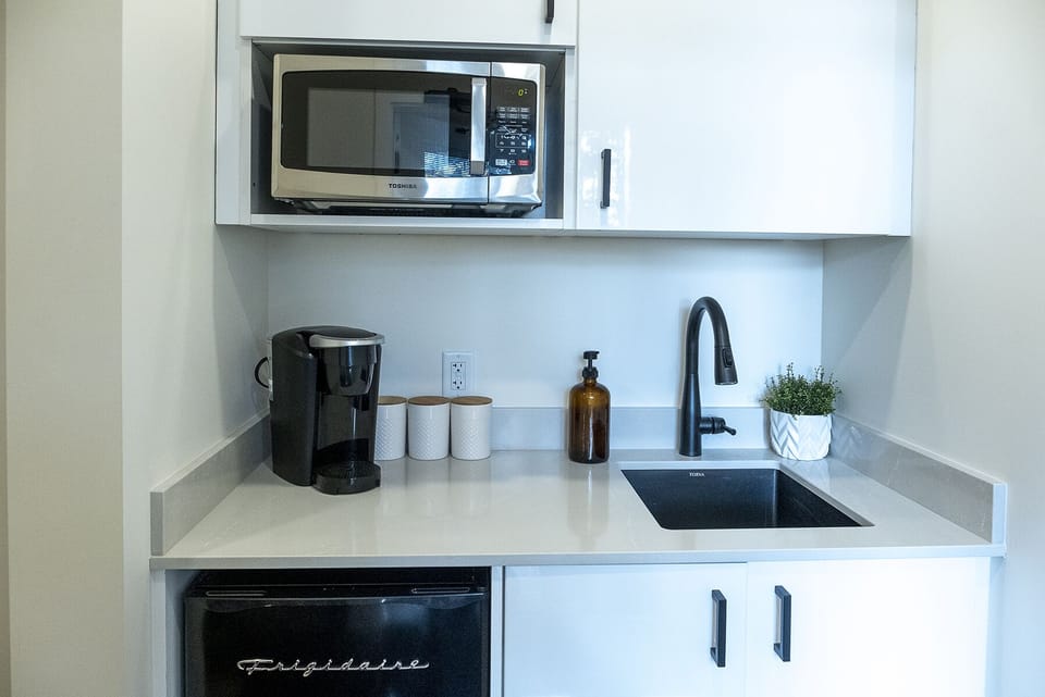 Suite #5 Deluxe Queen Studio | Private kitchen | Fridge, microwave, coffee/tea maker, electric kettle