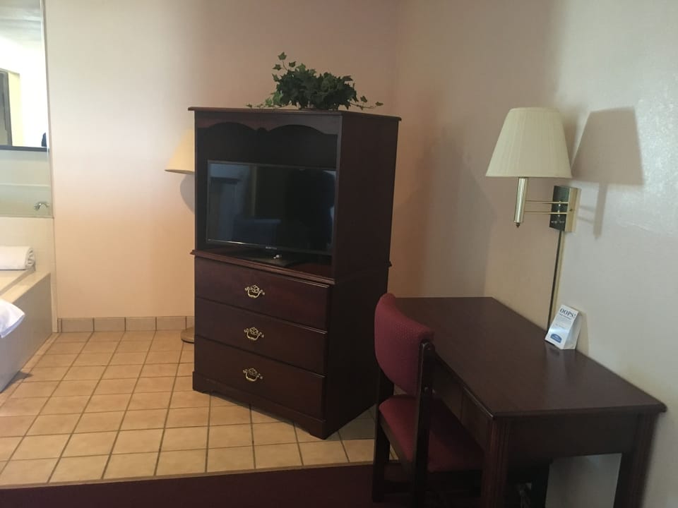 Suite, 1 King Bed, Non Smoking, Jetted Tub | Desk, free WiFi, bed sheets