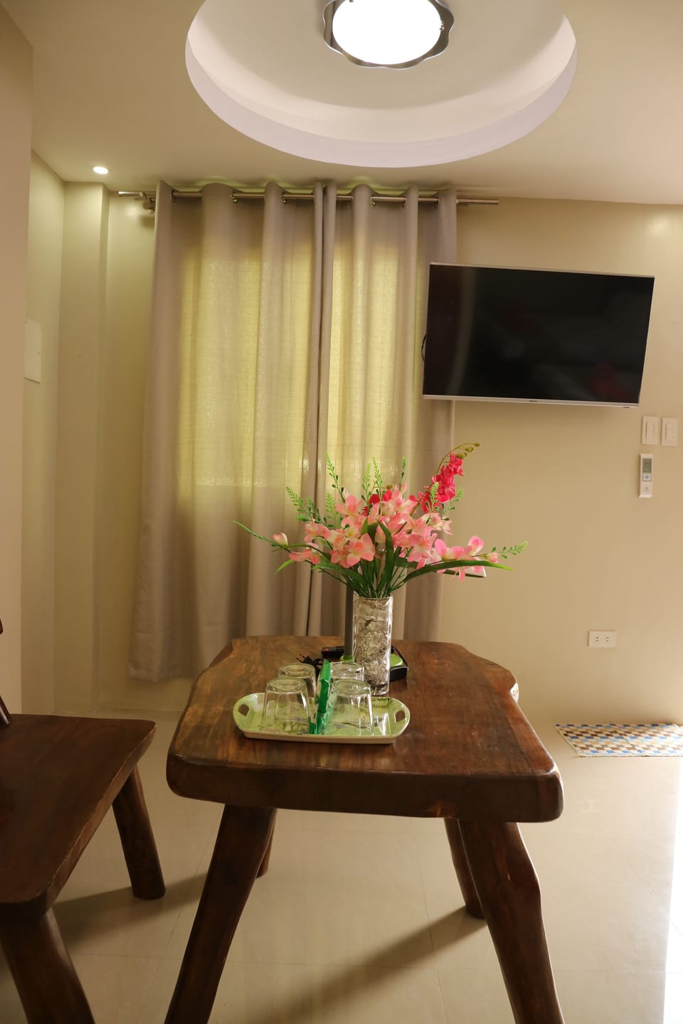 Family Room | Iron/ironing board (on request), WiFi (free), bed sheets