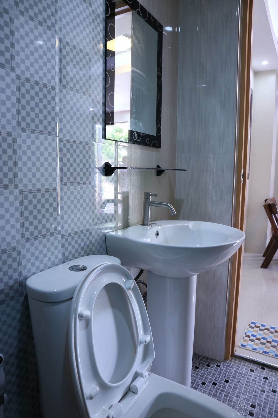Family Room | Bathroom | Shower, free toiletries, bidet, towels