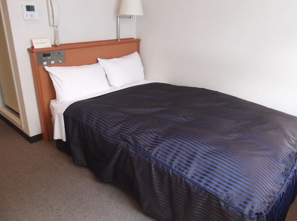 Room, Non Smoking (Semi-double Bed) | WiFi (free), bed sheets