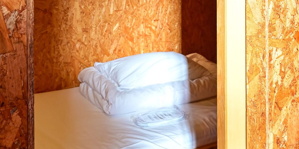 WiFi (free), bed sheets