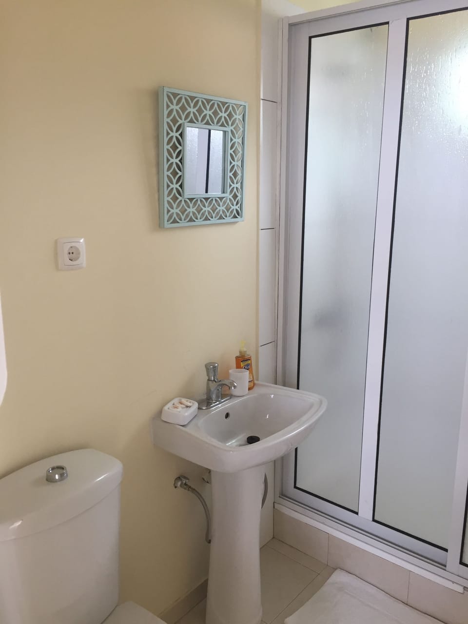 Deluxe Single Room | Bathroom | Shower, free toiletries, hair dryer, towels