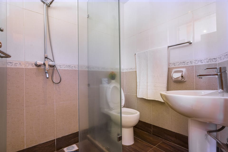 Shower, rainfall showerhead, free toiletries, slippers